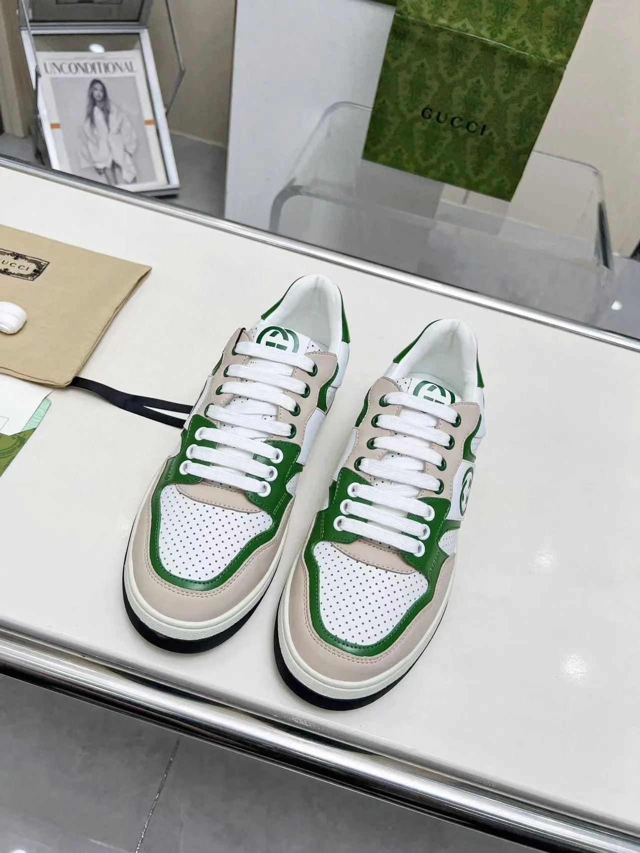 P620 💞💞Gucci G Home’s latest popular sports shoes, couple’s style, casual, retro white shoes 🌸🌸🌸 New popular series. The exquisite and compact interlocking double G logo romantically interprets the aesthetic concept of this series. Made of off-white leather, retro inspiration is cleverly blended into the sneaker design to reinterpret the brand logo. Exquisitely packaged at the delivery counter 🛍📦 ▪️Fabric: Original custom-made imported first-layer cowhide leather ▪️Lining: Original custom-made imported cowhide lining ▪️Outsole: Original molded two-color TPU outsole ▪️Size: Women's 35-40 / Men's 39-45